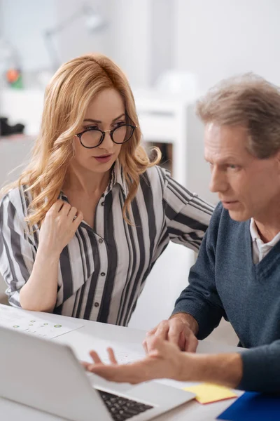 Gepassioneerde zakenvrouw verleidelijke volwassen collega in het Bureau — Stockfoto