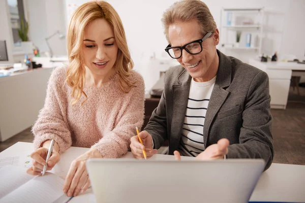 Involverade affärspartners njuter jobb på kontoret — Stockfoto