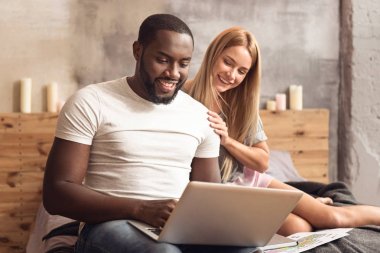 Uluslararası çift evde online alışveriş keyfi
