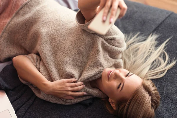 Modieuze jong meisje selfie te nemen in de slaapkamer — Stockfoto