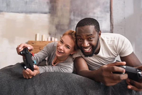 Divertidos jóvenes pareja internacional jugando juegos en casa —  Fotos de Stock