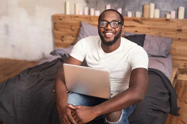 Encantador jovem afro-americano trabalhando em casa — Fotografia de Stock