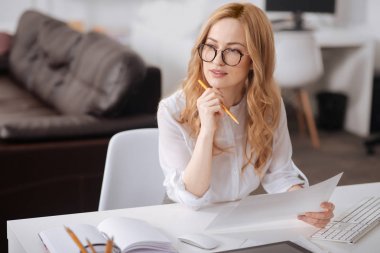 Office proje üzerinde genç Yöneticisi ilham