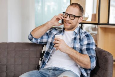 Neşeli yakışıklı cep telefonunu kullanma