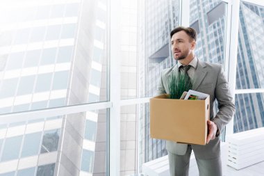Hoş employeer eşyalarını holding