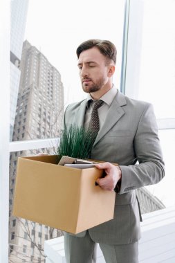 Ateş adam ofiste ayakta