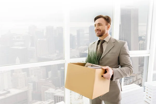 Fröhlicher Mitarbeiter, der sich auf die Arbeit in einem neuen Büro vorbereitet — Stockfoto