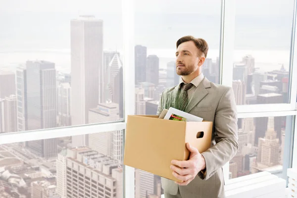 Angenehmer seriöser Mitarbeiter im Büro — Stockfoto