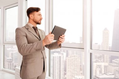 İşadamı ofisinde duruyor.