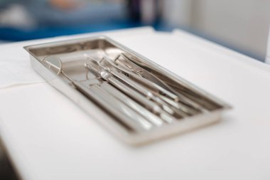 Temiz masaya parlayan dişçi araçlar kümesi