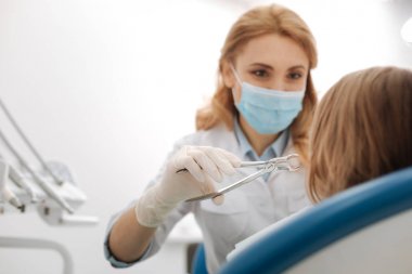 Harika deneyimli dişçi hastalar diş çıkarma