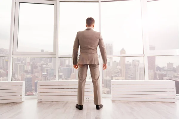 Уверенный бизнесмен, стоящий в своем кабинете — стоковое фото