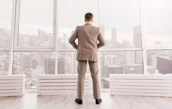 Geschäftsmann steht im Büro — Stockfoto