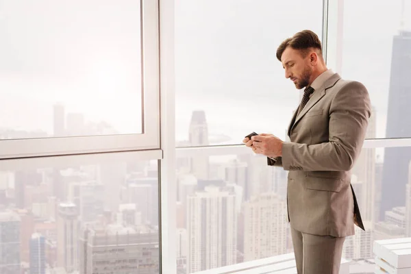 Бизнесмен использует смартфон в своем офисе — стоковое фото
