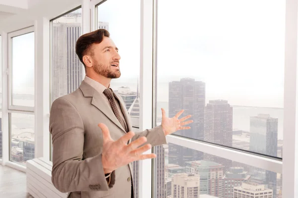 Успешный бизнесмен наслаждается видом из своего офиса — стоковое фото