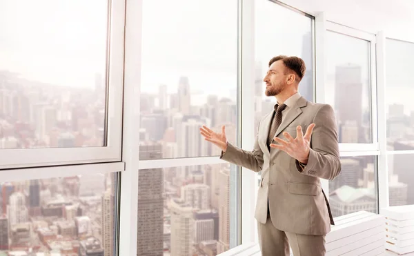 Geschäftsmann steht in seinem Büro — Stockfoto