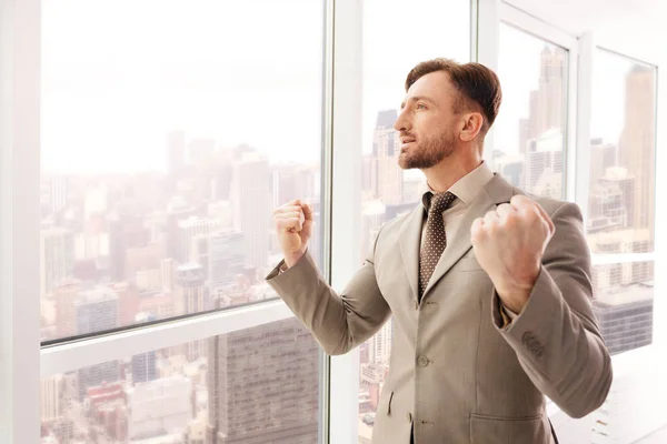 Uomo d'affari di successo che esprime fiducia nell'ufficio — Foto Stock