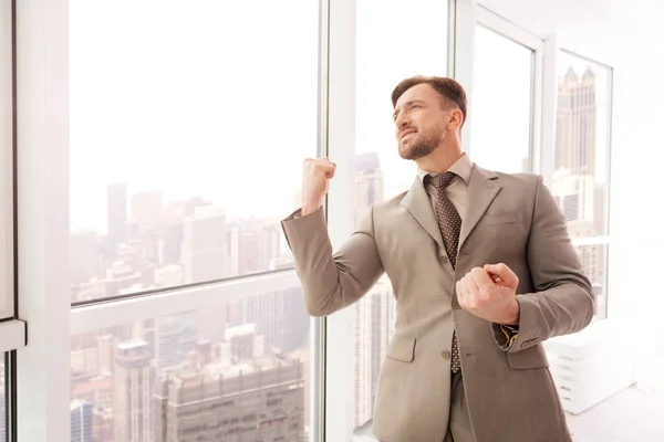 オフィスの窓の近くに立って成功している実業家 — ストック写真
