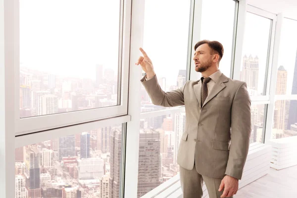 Hombre de negocios exitoso utilizando la pantalla virtual en la oficina — Foto de Stock