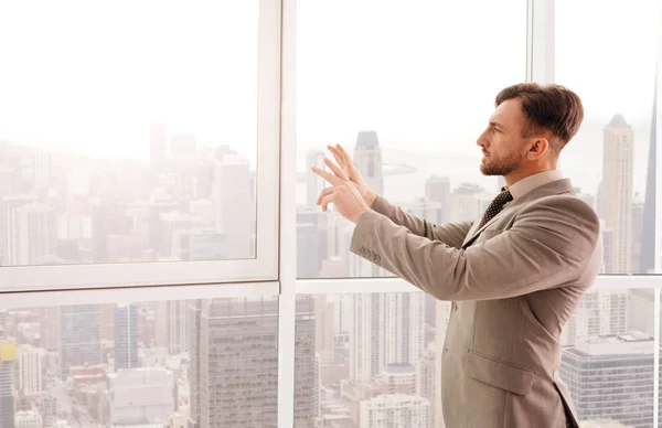 Seriöser professioneller Geschäftsmann mit neuen Technologien — Stockfoto