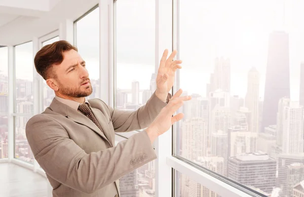 Empresário profissional concentrado em pé no escritório — Fotografia de Stock