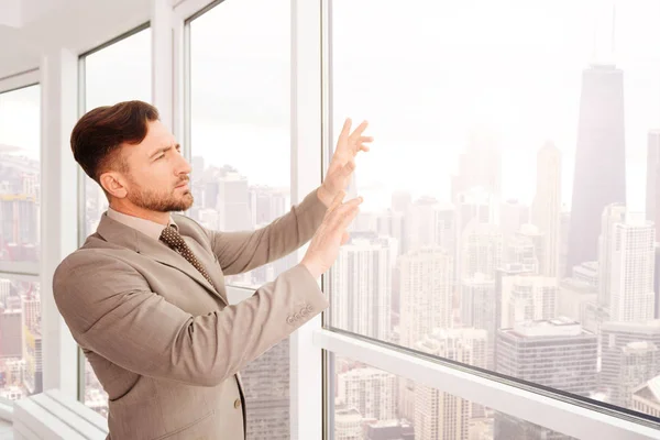 Homme d'affaires sérieux travaillant dans le bureau — Photo