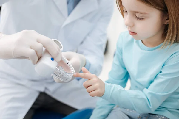 Liebliches süßes Kind sieht neugierig aus — Stockfoto