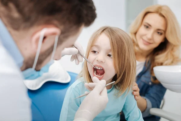 Excelente dentista pediátrico comportándose bien en los dentistas — Foto de Stock