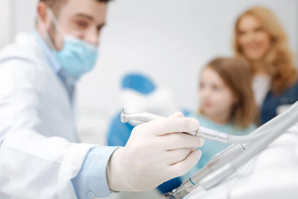 Prominente pediatrische tandarts nemen zijn gereedschap — Stockfoto