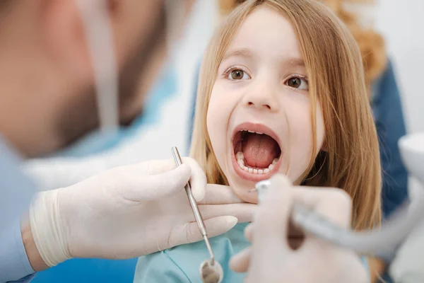 Docile bella ragazza mantenendo la bocca aperta — Foto Stock