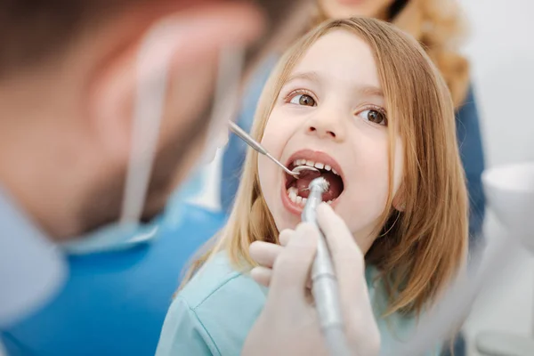 Dentista experiente privado executando alguns procedimentos — Fotografia de Stock