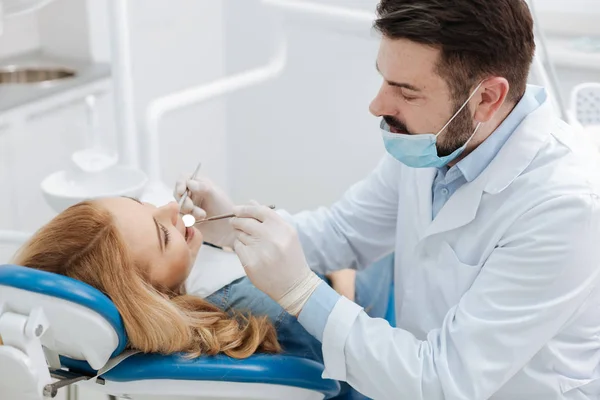Επιδέξιος υπέροχο οδοντίατρος είναι πολύ προσεκτικοί — Φωτογραφία Αρχείου