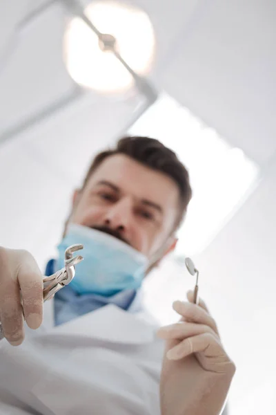 Zorgvuldige professionele tandarts een tand verwijderen — Stockfoto