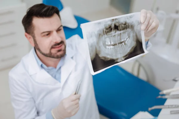 Escrúpulo dentista privado diagnosticando seu paciente — Fotografia de Stock