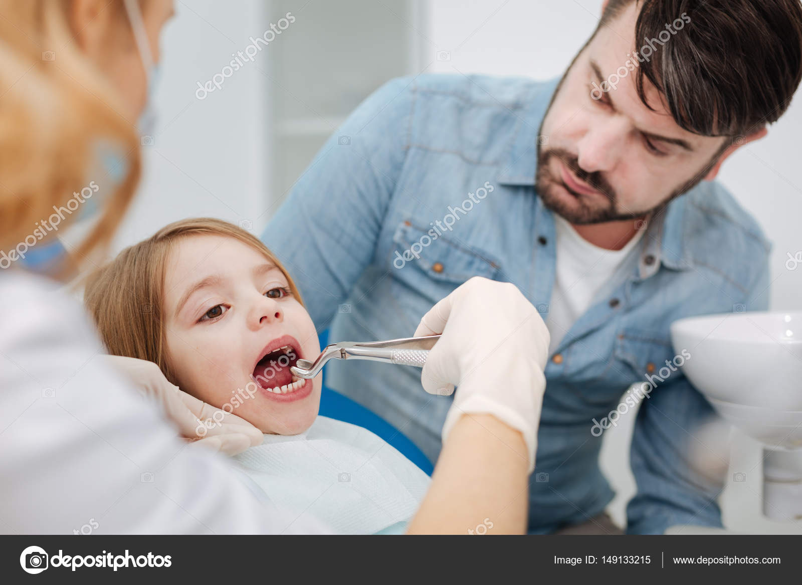 Dentista carinhoso preciso desenho crianças dente de bebê — Foto © Dmyrto_Z  #149133215