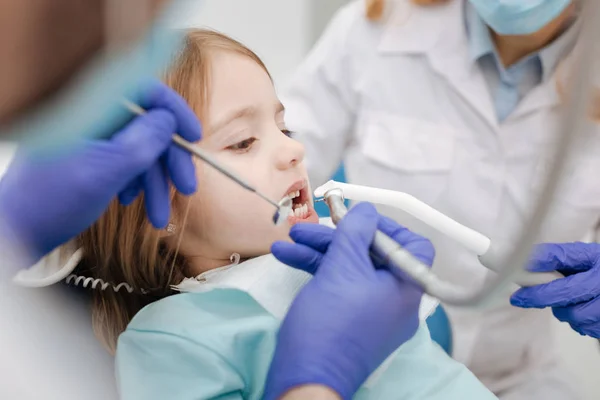 Pequena menina gengibre ter seus dentes tratados — Fotografia de Stock