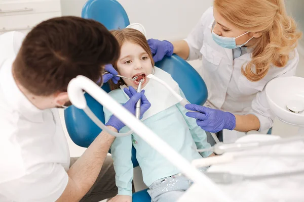 Imbir dziecko posiadające jej ząb wypełnione — Zdjęcie stockowe