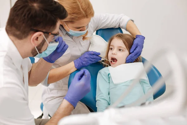 Due colleghi ben addestrati che lavorano con la bambina — Foto Stock