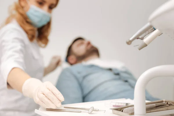 Fantastiskt snygg specialist förbereder för checkup — Stockfoto