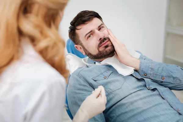 Goed uitziende man extreme pijn ervaart — Stockfoto