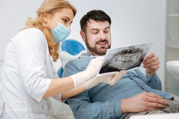 Motivado admirable dentista tener algunas buenas noticias — Foto de Stock