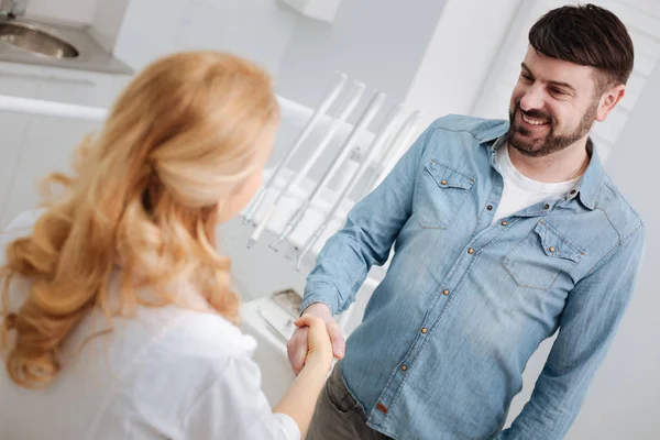 Alegre hombre sano diciendo palabras de gratitud —  Fotos de Stock