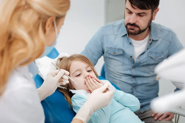 Sevimli küçük kız dişçi korkuyor — Stok fotoğraf