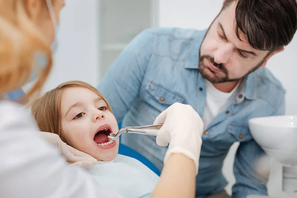 Präzise fürsorgliche Zahnärztin zeichnet Kinderzahn — Stockfoto