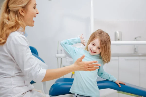 Actieve energetische kind plezier maken met haar tandarts — Stockfoto