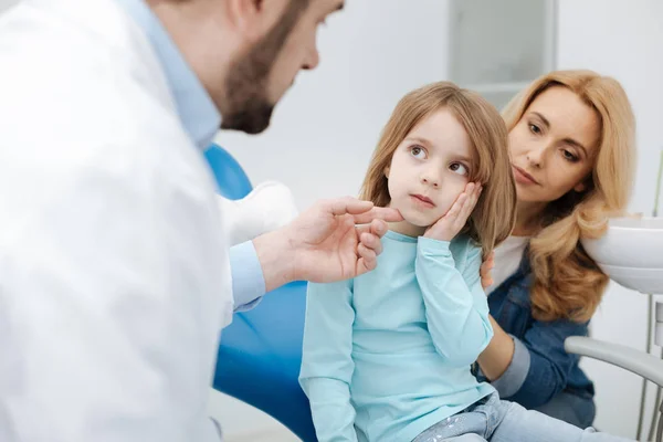 Entzückendes Mädchen zeigt, wo der Zahn schmerzt — Stockfoto