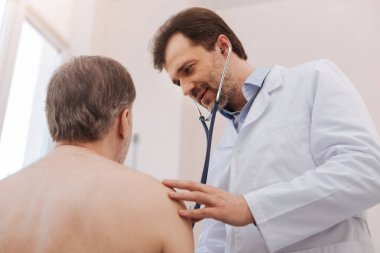 Özel aracını kullanarak yetkili deneyimli doktor