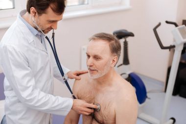 Güzel önde gelen özel doktor hasta nefes kontrol