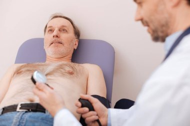 Hastaların kan basıncı yaparken dikkatli nitelikli doktor