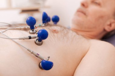 Sorunlu yaşlı beyefendi bir kardiyo test geçiyor